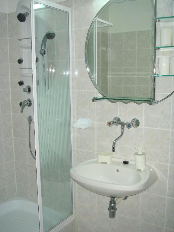 Roza Hotel Es Apartmanhaz เอสแตร์กอม ห้อง รูปภาพ