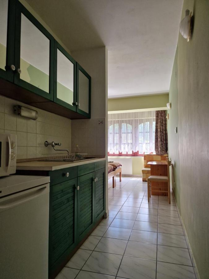 Roza Hotel Es Apartmanhaz เอสแตร์กอม ภายนอก รูปภาพ