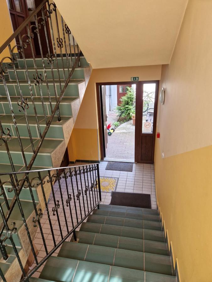 Roza Hotel Es Apartmanhaz เอสแตร์กอม ภายนอก รูปภาพ
