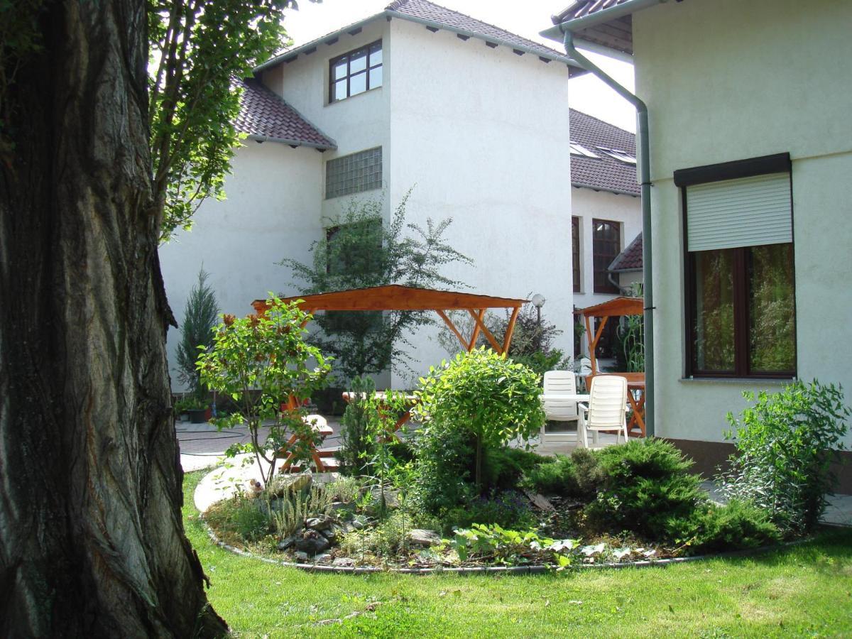 Roza Hotel Es Apartmanhaz เอสแตร์กอม ภายนอก รูปภาพ