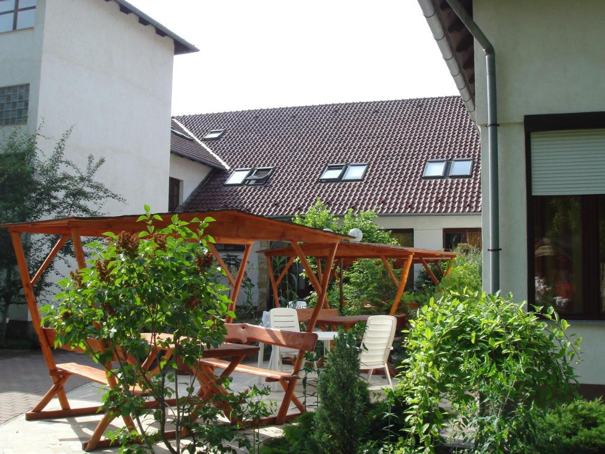 Roza Hotel Es Apartmanhaz เอสแตร์กอม ภายนอก รูปภาพ